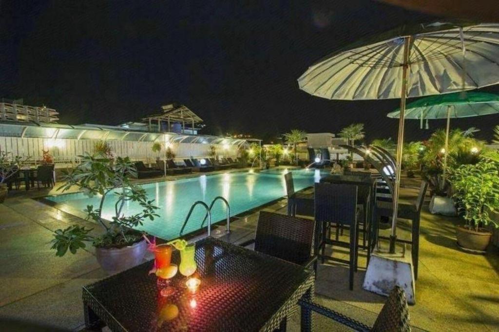 Patong Azure Phuket Hotel מראה חיצוני תמונה